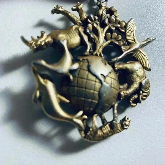 vintage ~ singed statement AJC~ pendant~Animal of the world~ gold plated ~ - Picture 2 of 5